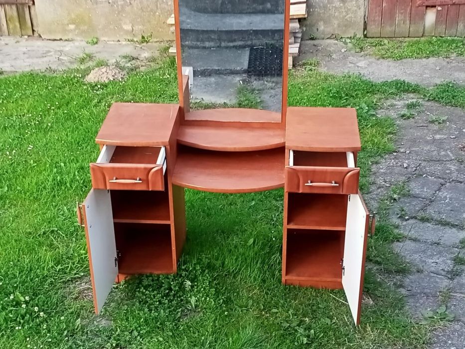Toaletka z lustrem