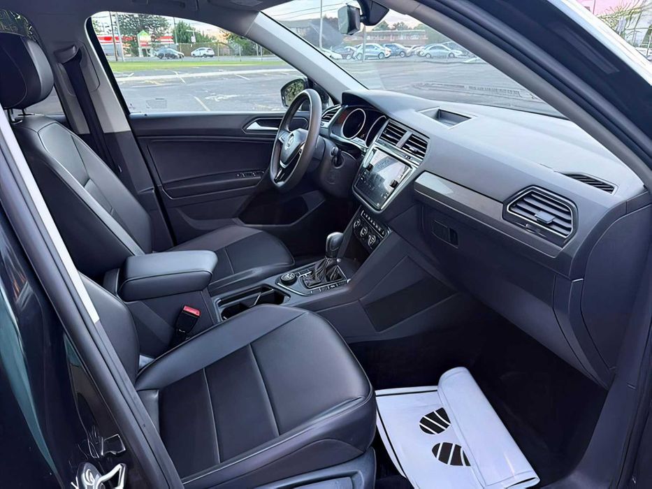 Volkswagen Tiguan      2021