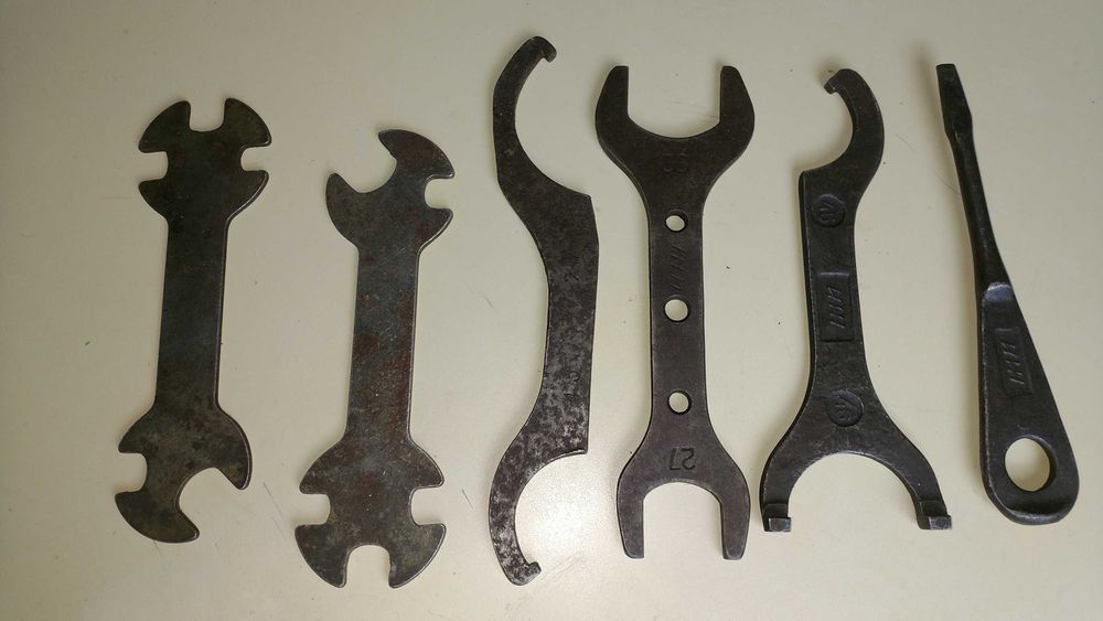 Зарядное устройство 6 в 80 х мотоциклетное и ключи иж