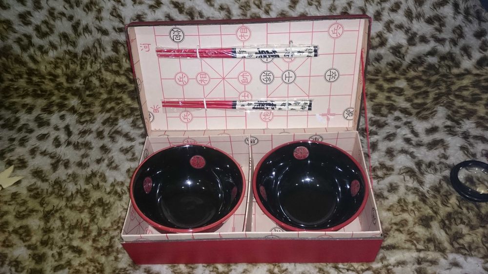 Oryginalne chińskie miseczki i pałeczki