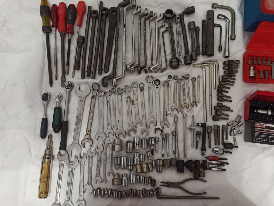 Skrzynka z narzędziami Klucze płaskie nasadowe śrubokręt udarowy