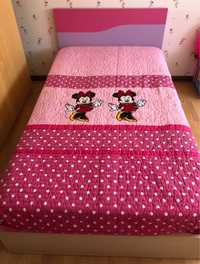 Cama cor de rosa de menina com estrado e colchão