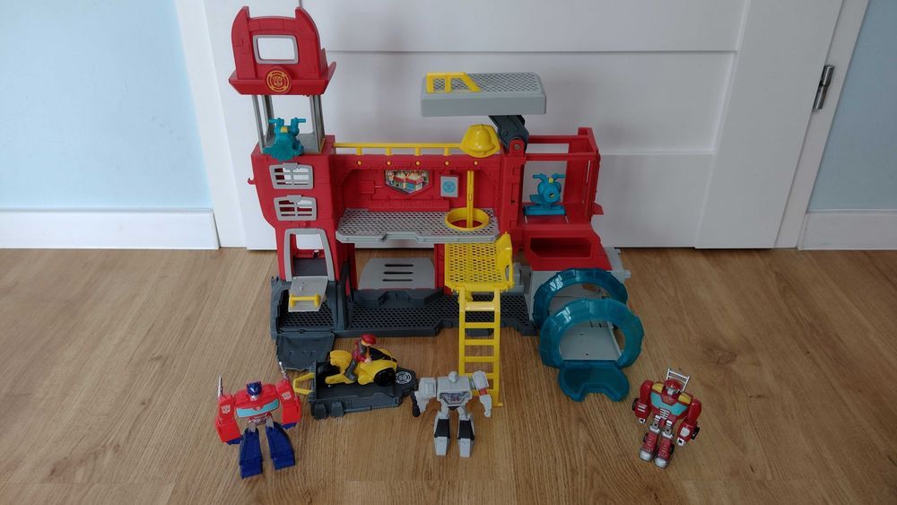 Hasbro Transformers Rescue Bots - remiza strażacka + gratisy