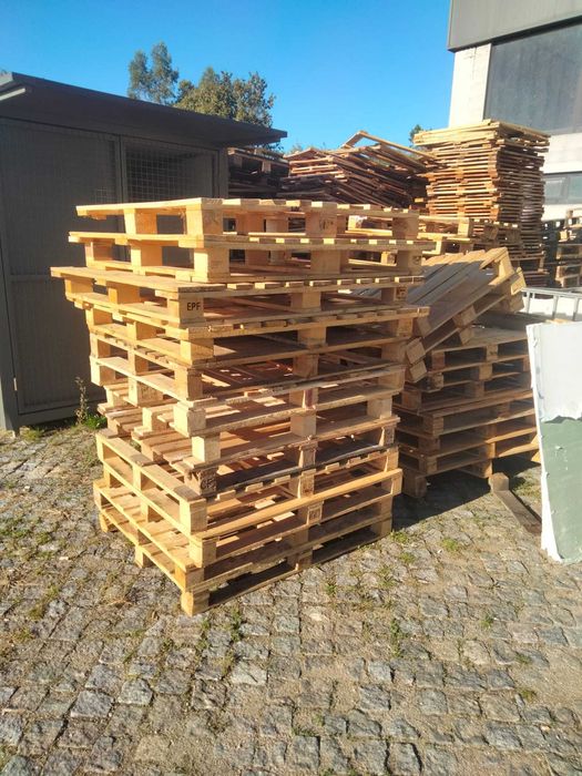 Paletes e madeira para desocupar