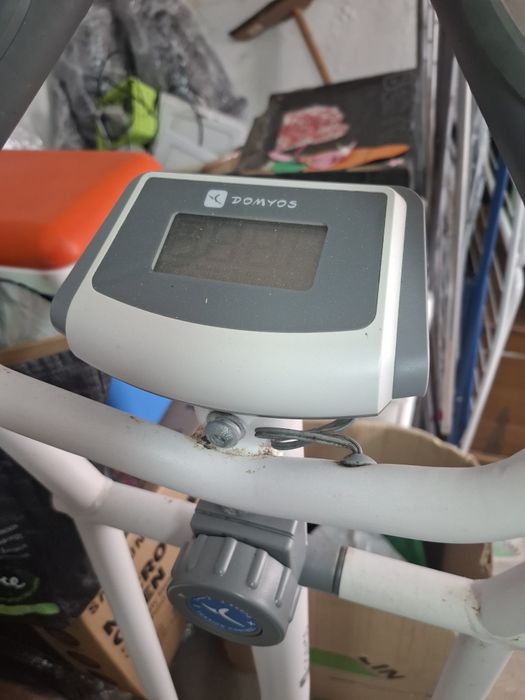 Elíptica usada com sinais de desgaste