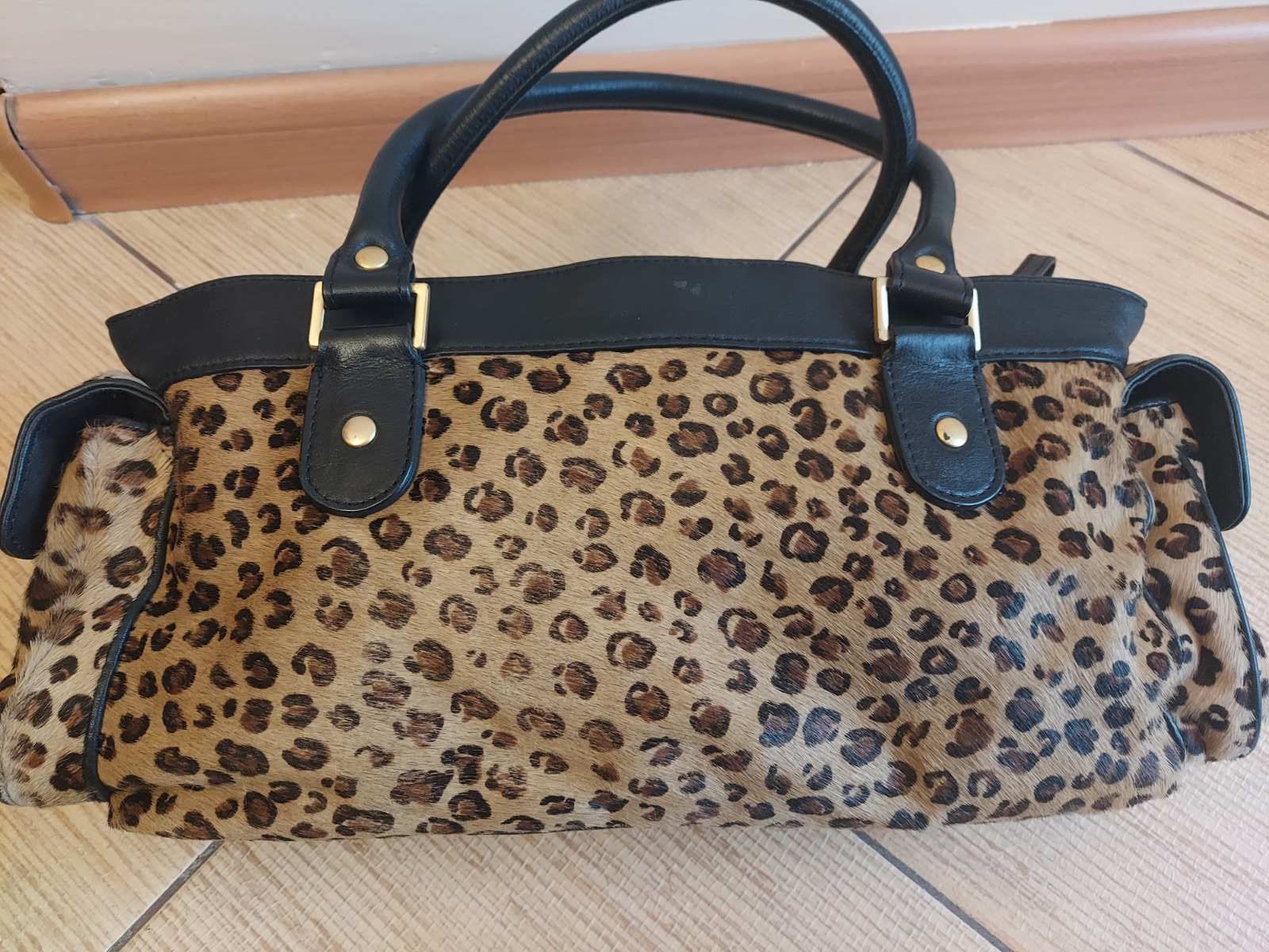 Продаю кожаную сумочку с мехом пони Jasper Conran