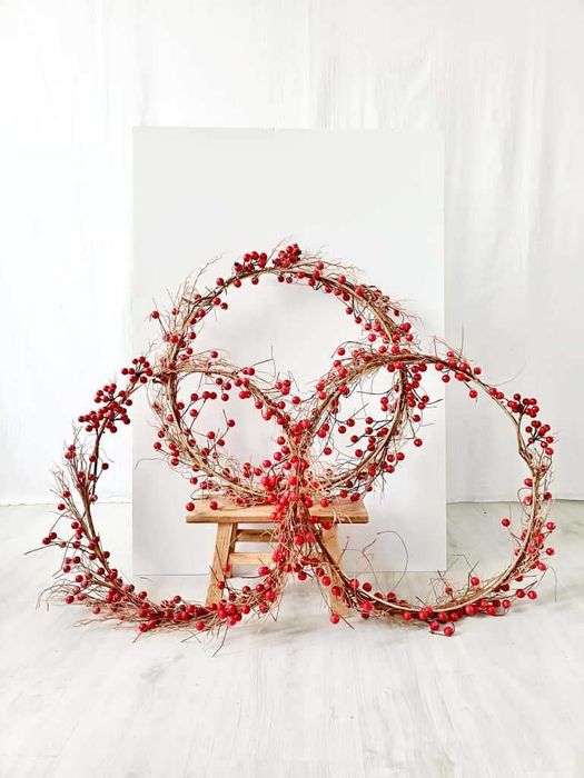 Guirlanda decorativa de Natal com bagas vermelhas