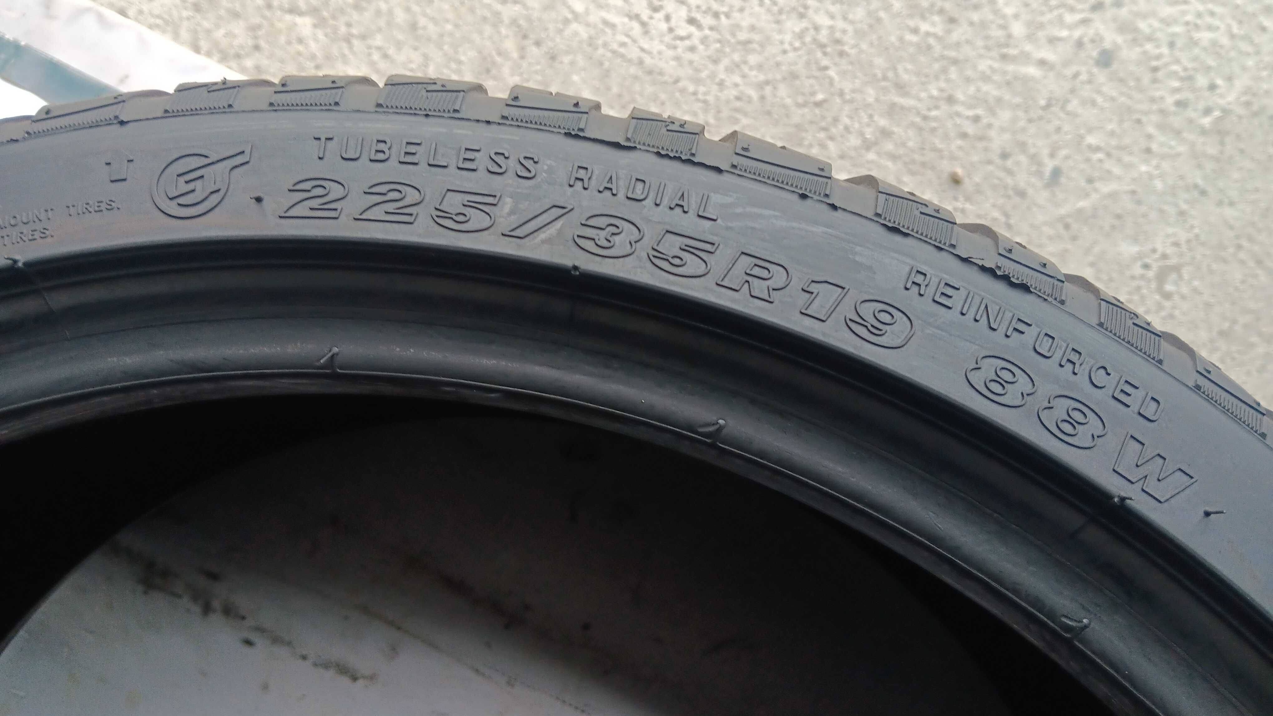 225/35/19 Maxxis premitra
