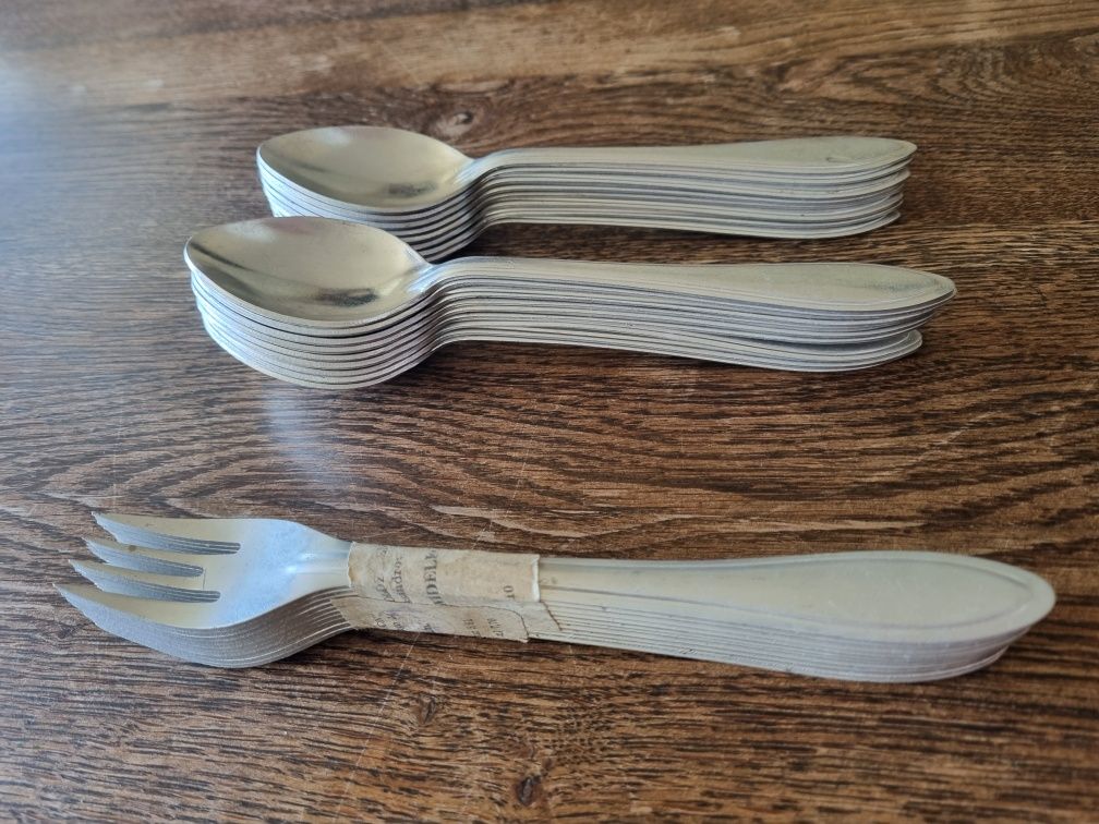 Sztućce aluminiowe prl, 10 widelców, 17 łyżek