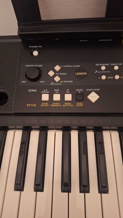 Piano Yamaha - YPT 220 com suporte