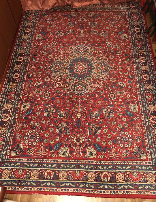 Вовняний килим в гарному стані