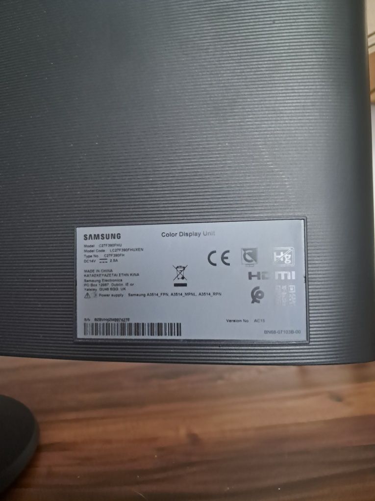 komputer z klawiaturą i monitorem