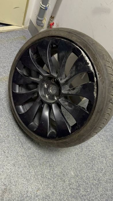 Диск з резиною на Tesla Model Y Performance 2023

Оригінальні 21 радіу