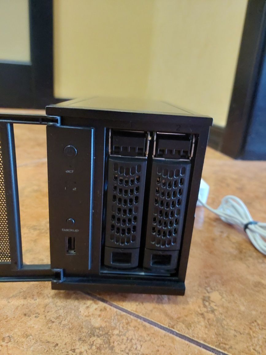 Сетевое хранилище Netgear ReadyNAS DUO v2