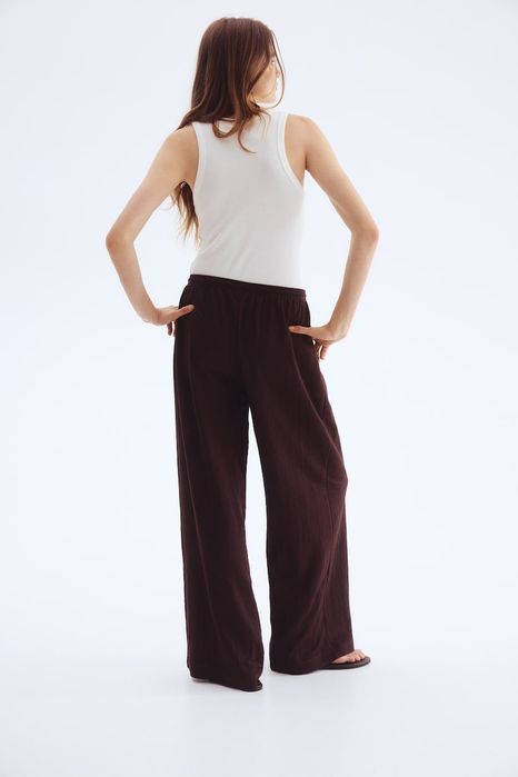 Чорний шоколад, стильні вільні штани із широкими штанинами від H&M.