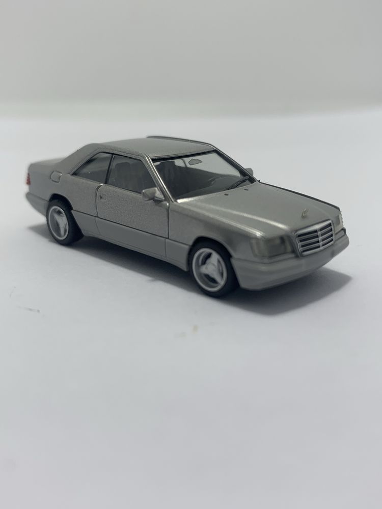 Mercedes E 320 Coupè Herpa escala 1/87