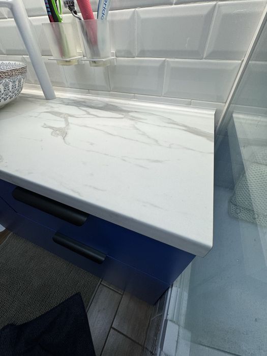 Blat kuchienny lazieńkowy w kolorze marmurowym (bardzo głęboki).