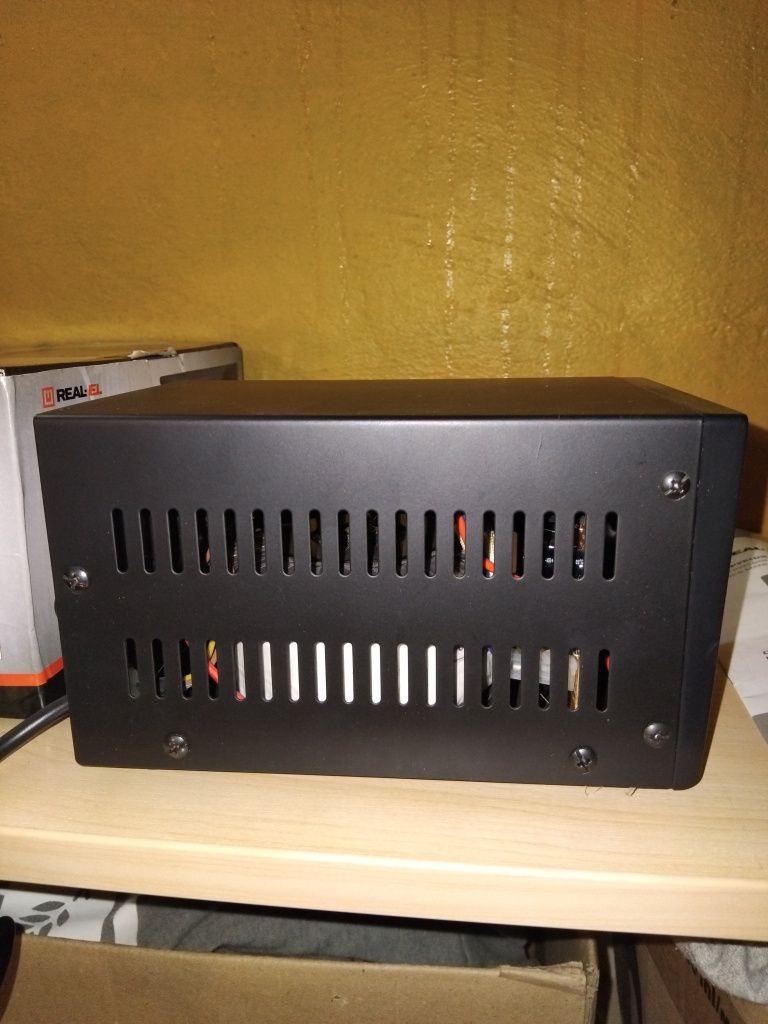 Стабілізатор напруги мережі  Real-El STAB - 1000. Релейний, робочий