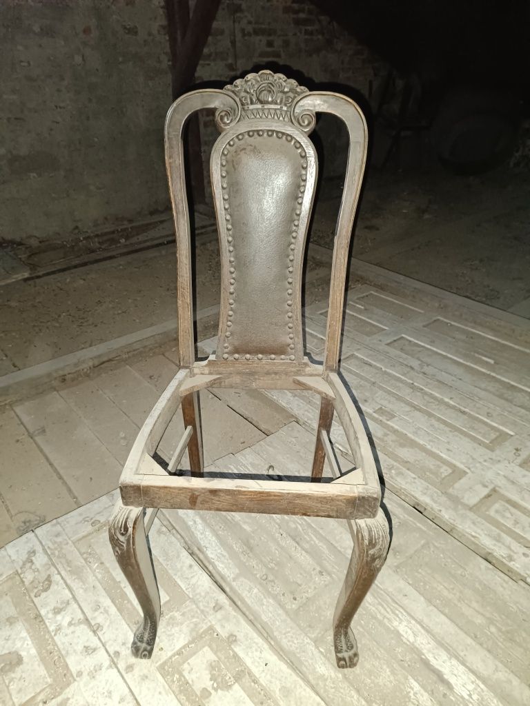 Dwa antyczne krzesła