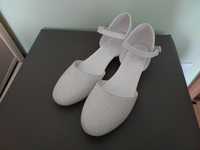 Dziewczęce białe buty - komunijne