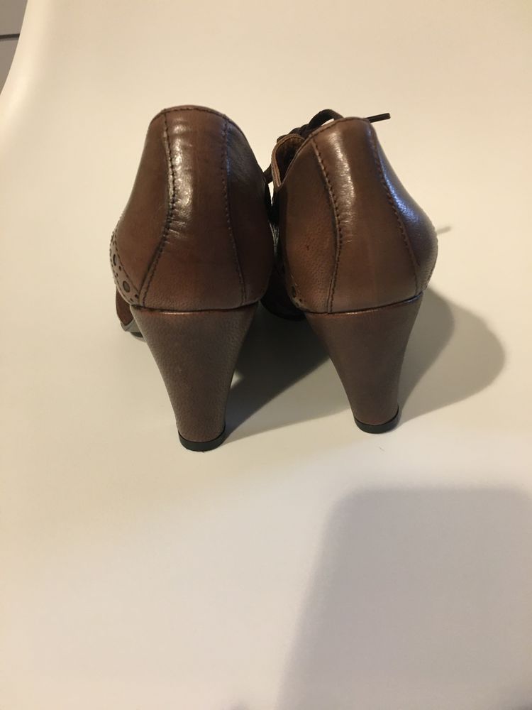 Botins novos em pele tamanho 35