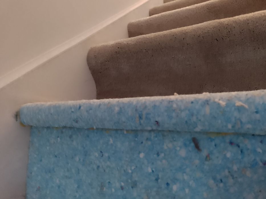 Montaż wykładzin na schodach