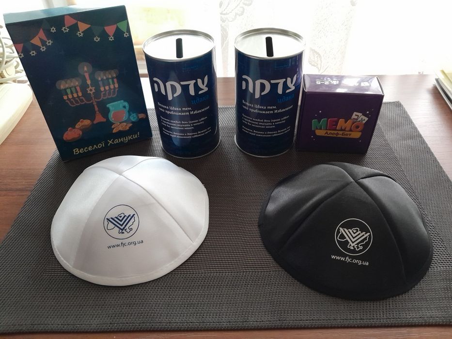 Продам еврейский головной убор кипа, игра немо и магнитные пазлы .