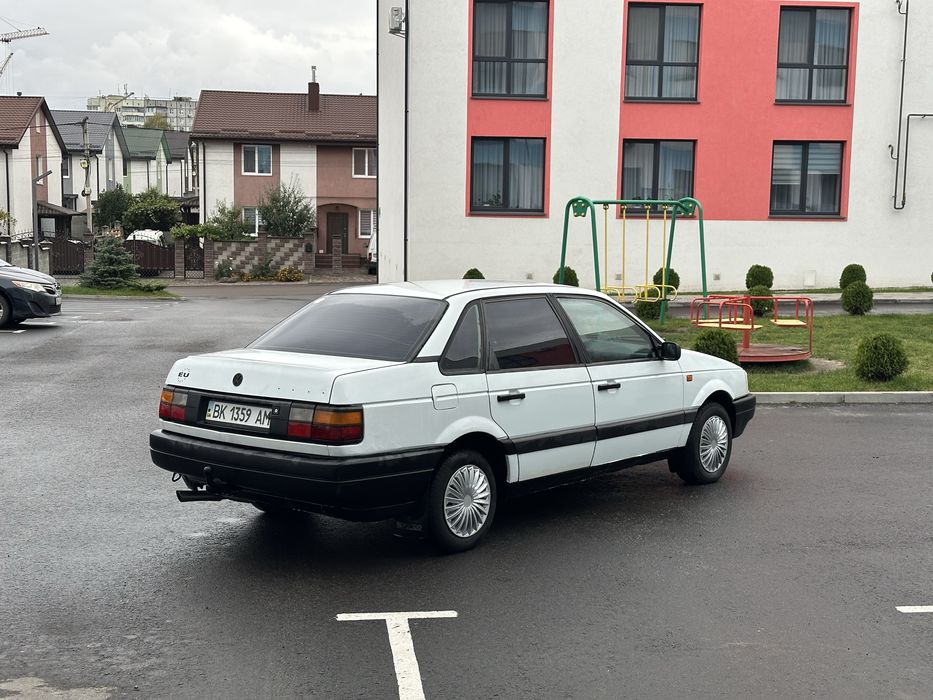 Volkswagen Passat B3 1990 року 1.6 бензин на впевненому ходу