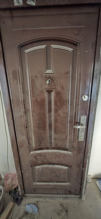 Продам двері металеві.