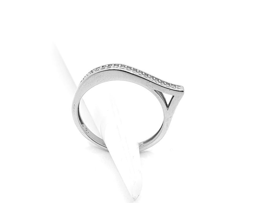 Pierścionek srebrny pr.925 z cyrkoniami r.19