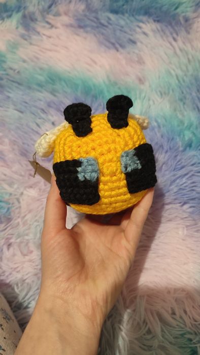 В'язана піксельна бджола