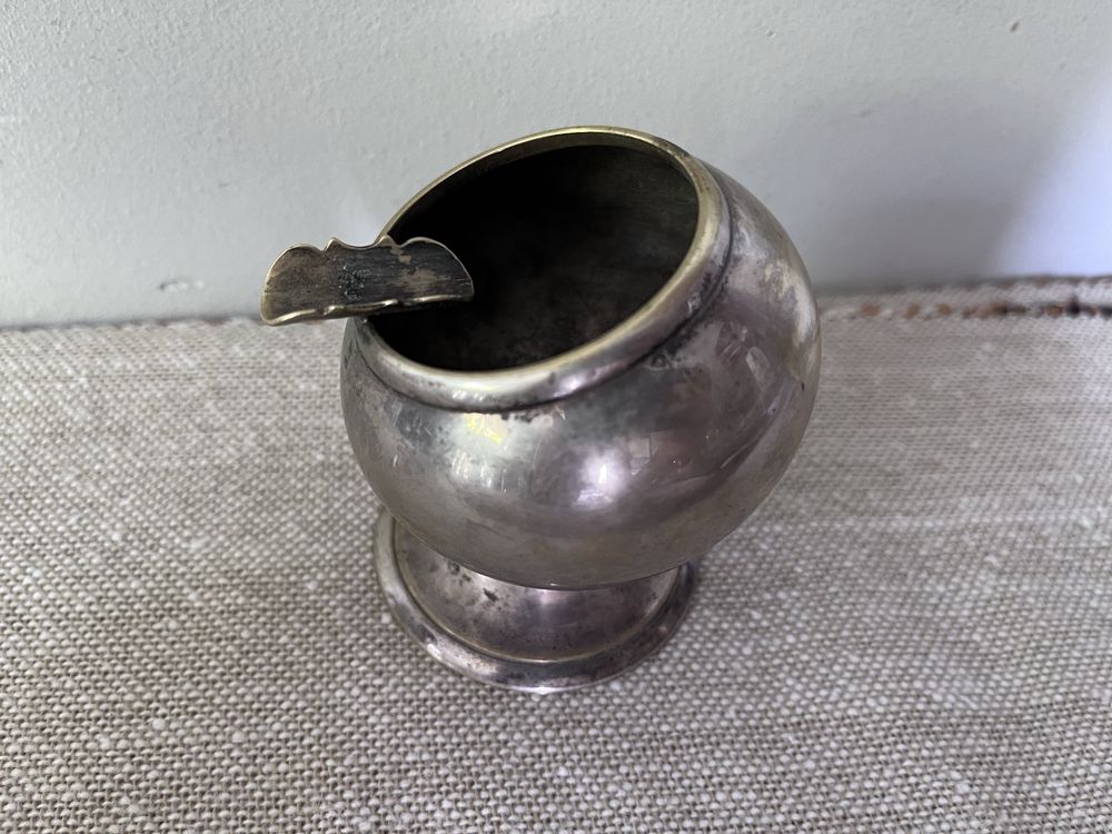 Stara popielniczka metalowa