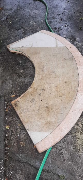 Tampo em granito e tampo em vidro com formato de meia lua