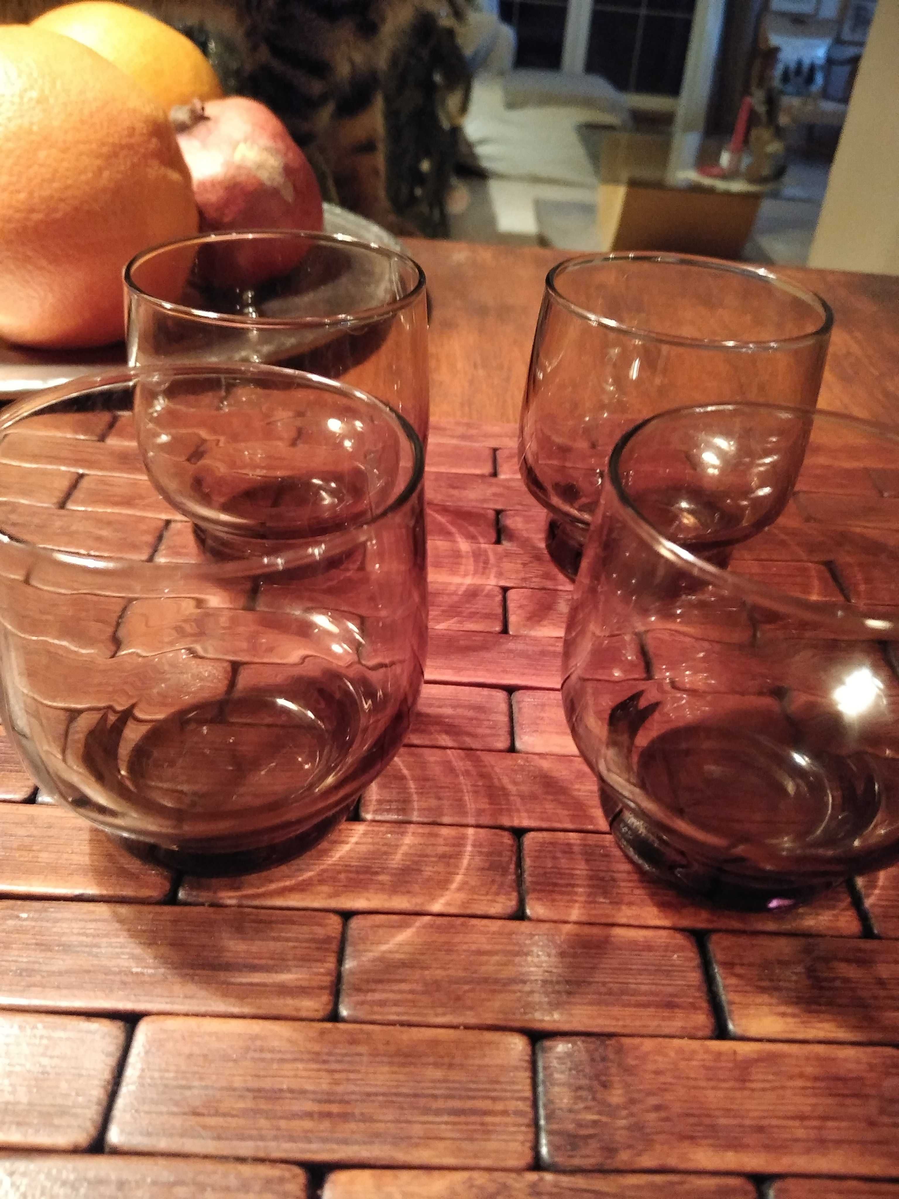 Cztery szklaneczki literatki w kolorze brązowym
