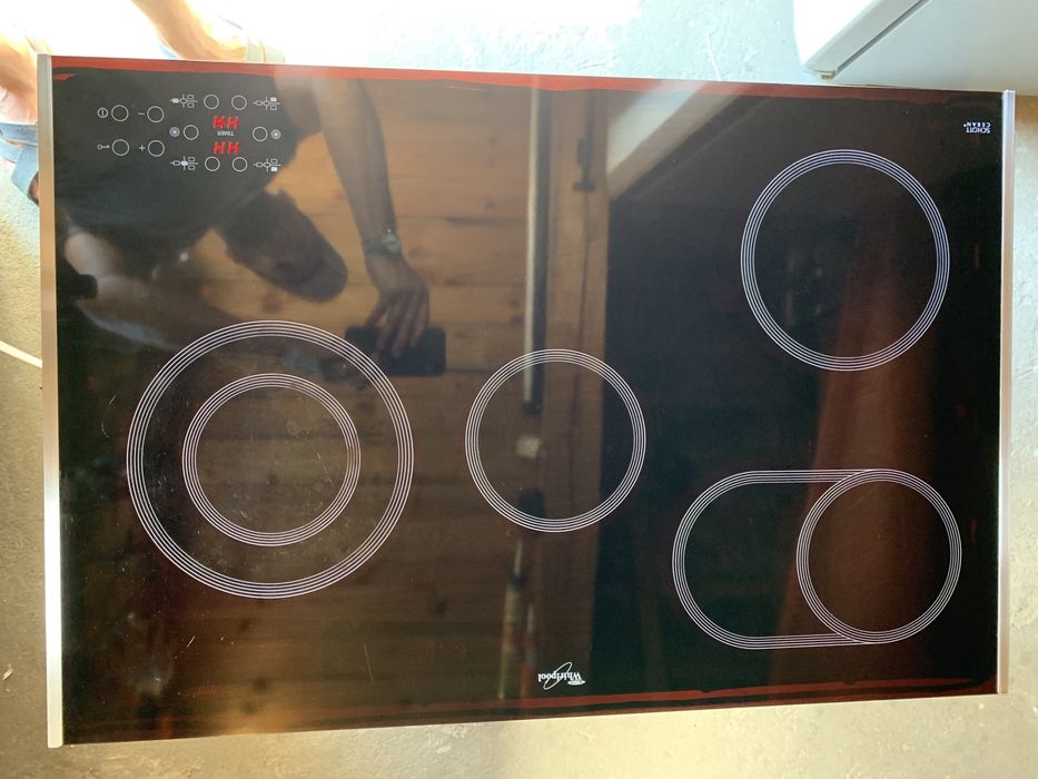 Електрическая варочная поверхность Whirpool.