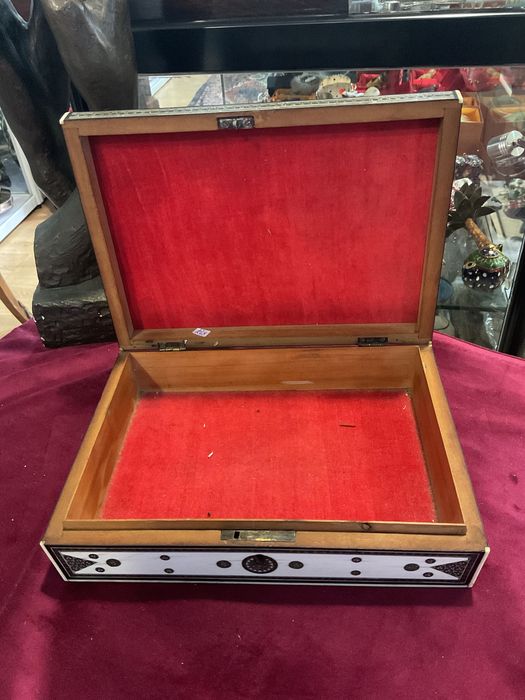 Caixa indiana sândalo toda trabalhada ,26x19x10 cm ,