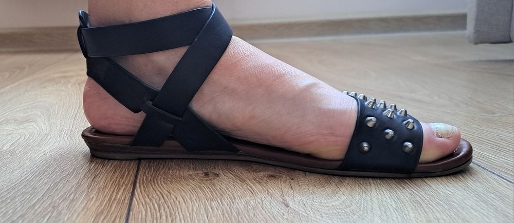 Sandały damskie ALDO w rozmiarze 36, czarne z ćwiekami, skóra.