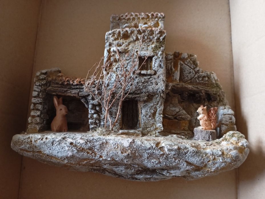 Casa rústica miniatura para expor em parede
