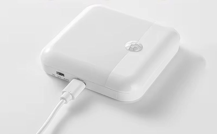 Светодиодный аккумуляторный светильник с датчиком движения.