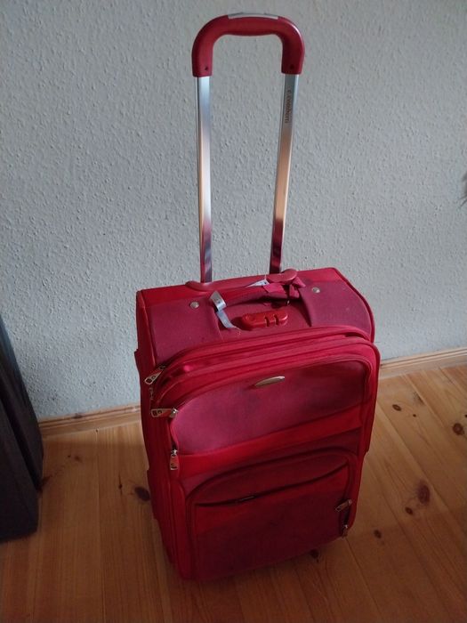 Solidna Walizka z kieszeniami