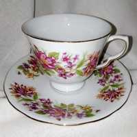Chávena de chá em porcelana com decoração floral e filé dourado