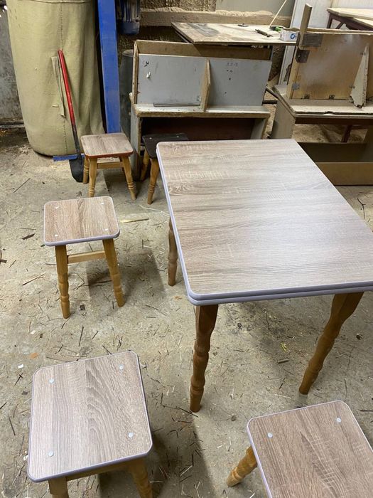 Кухонний комплект стіл і 4 стільці, табуретки