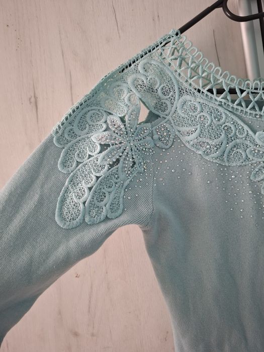 Sweterek z blyszczacymi kwiatkami