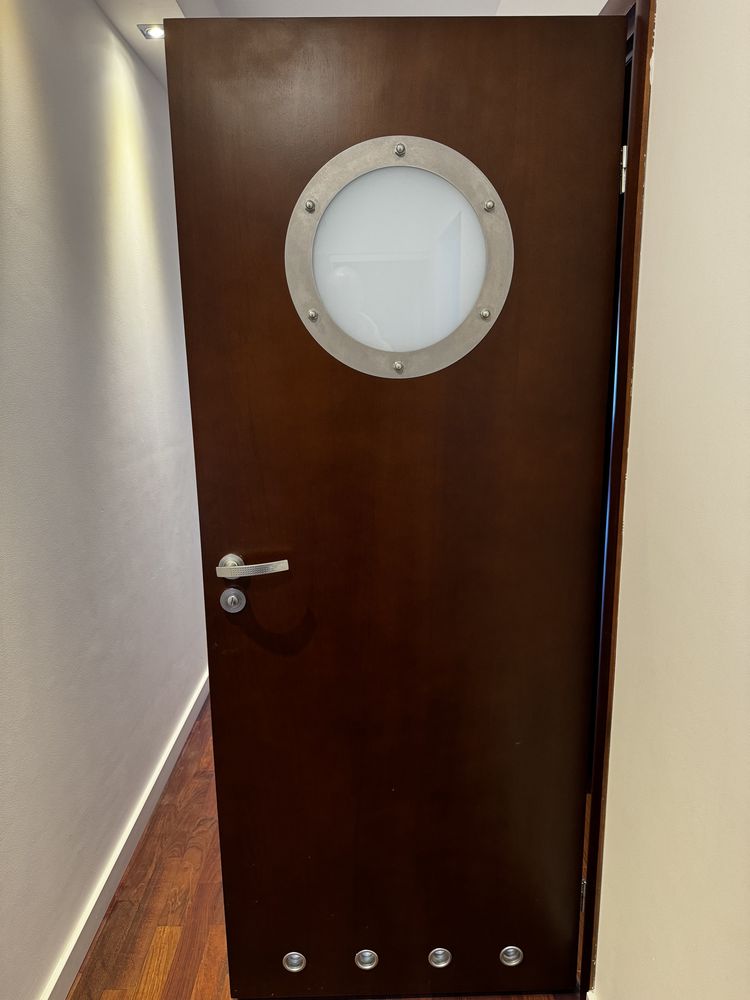 drzwi łazienkowe drewniane z futryną