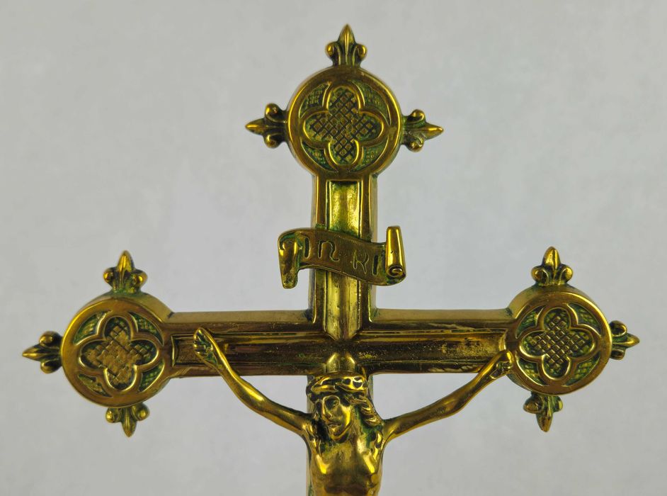 Piękny stary stylowy krzyż mosiężny stojący z Francji