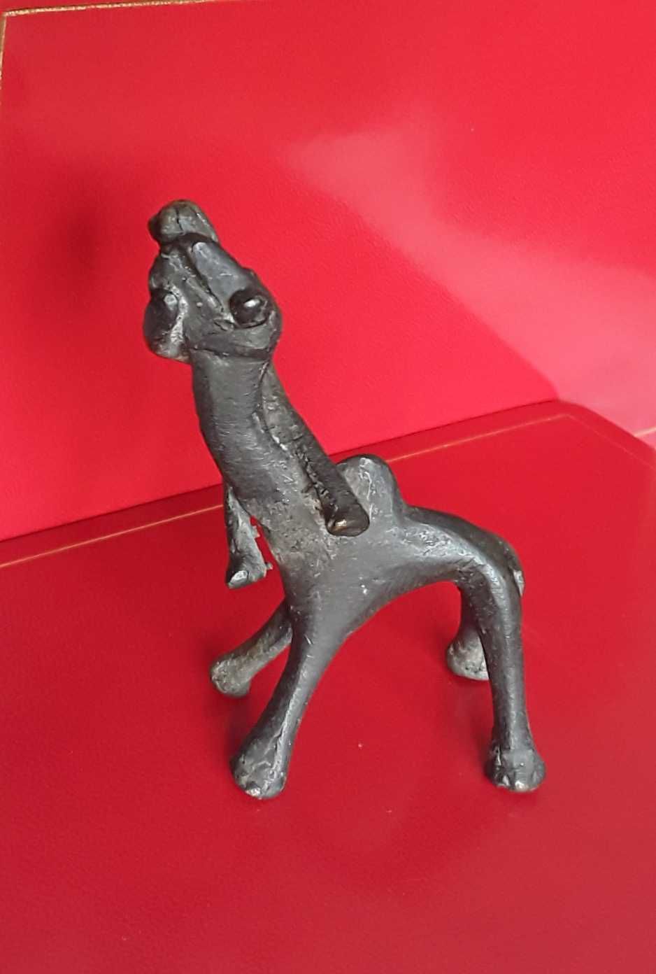 Escultura africana: rara figura com animal: bronze sec. XX