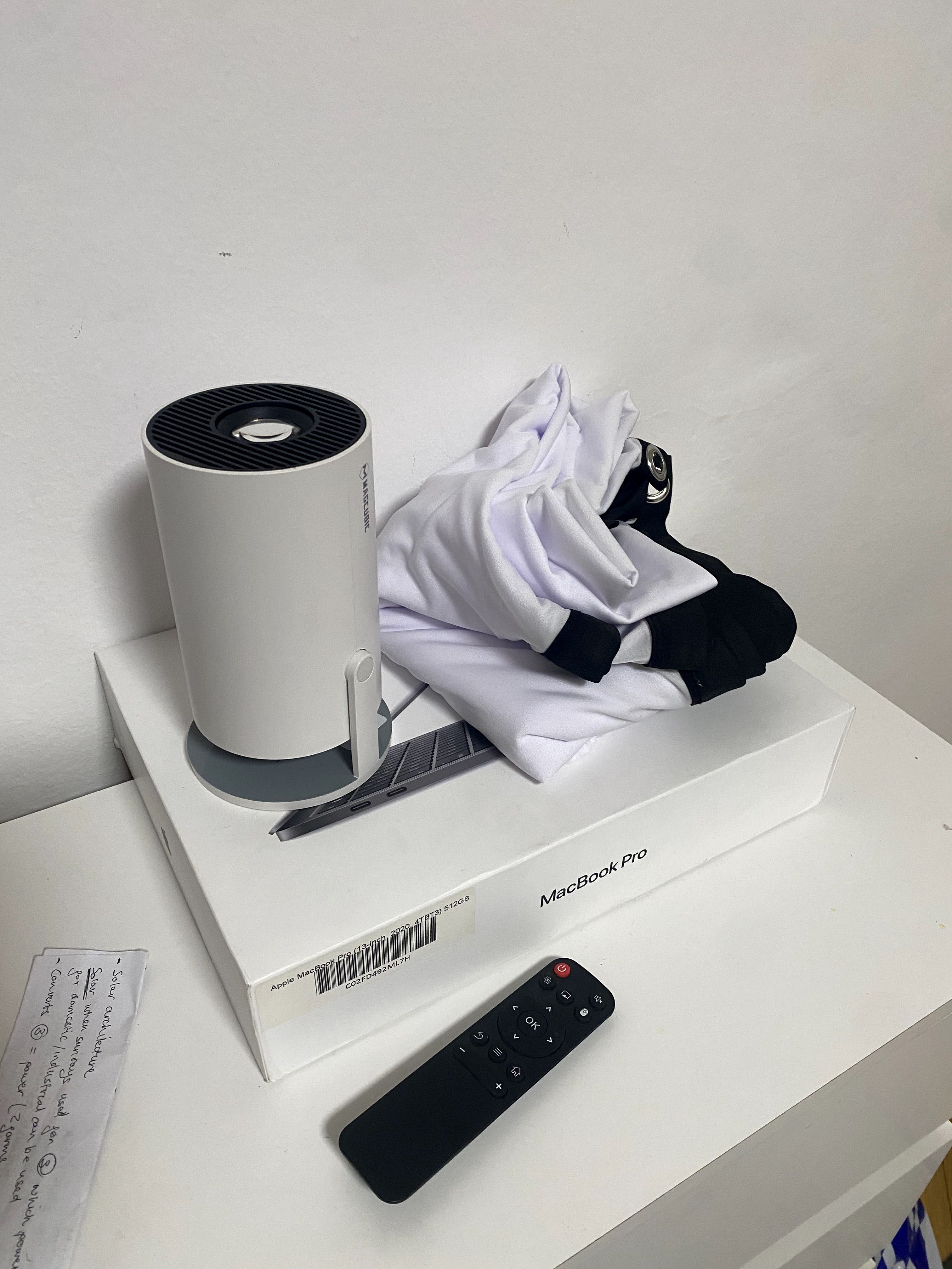 MagCubic Projector and Screen