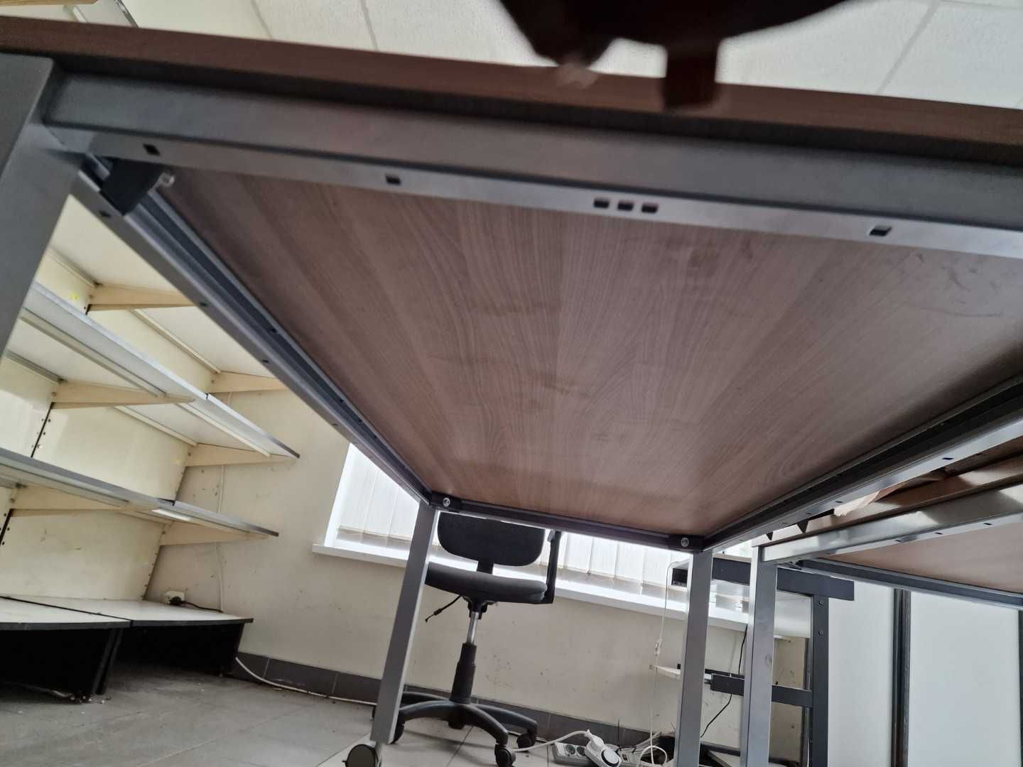 Meble biurowe. Stół,biurko z aluminiowym przepustem kabl. Duża ilość