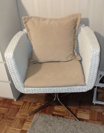 Cadeira  de cor branca