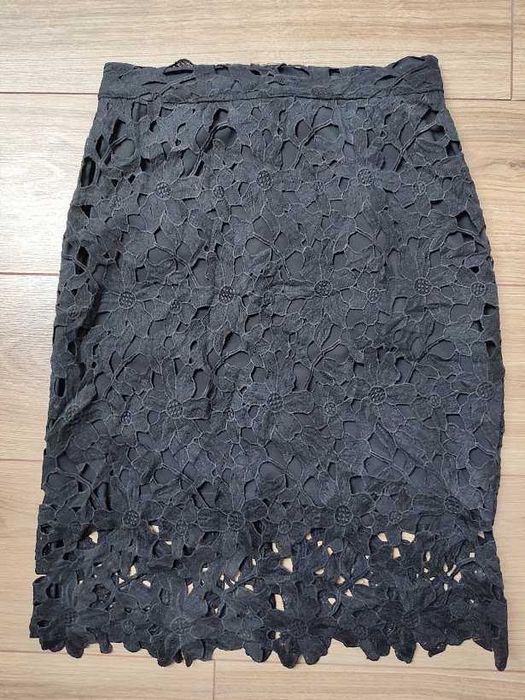 Czarna spódnica gipiura